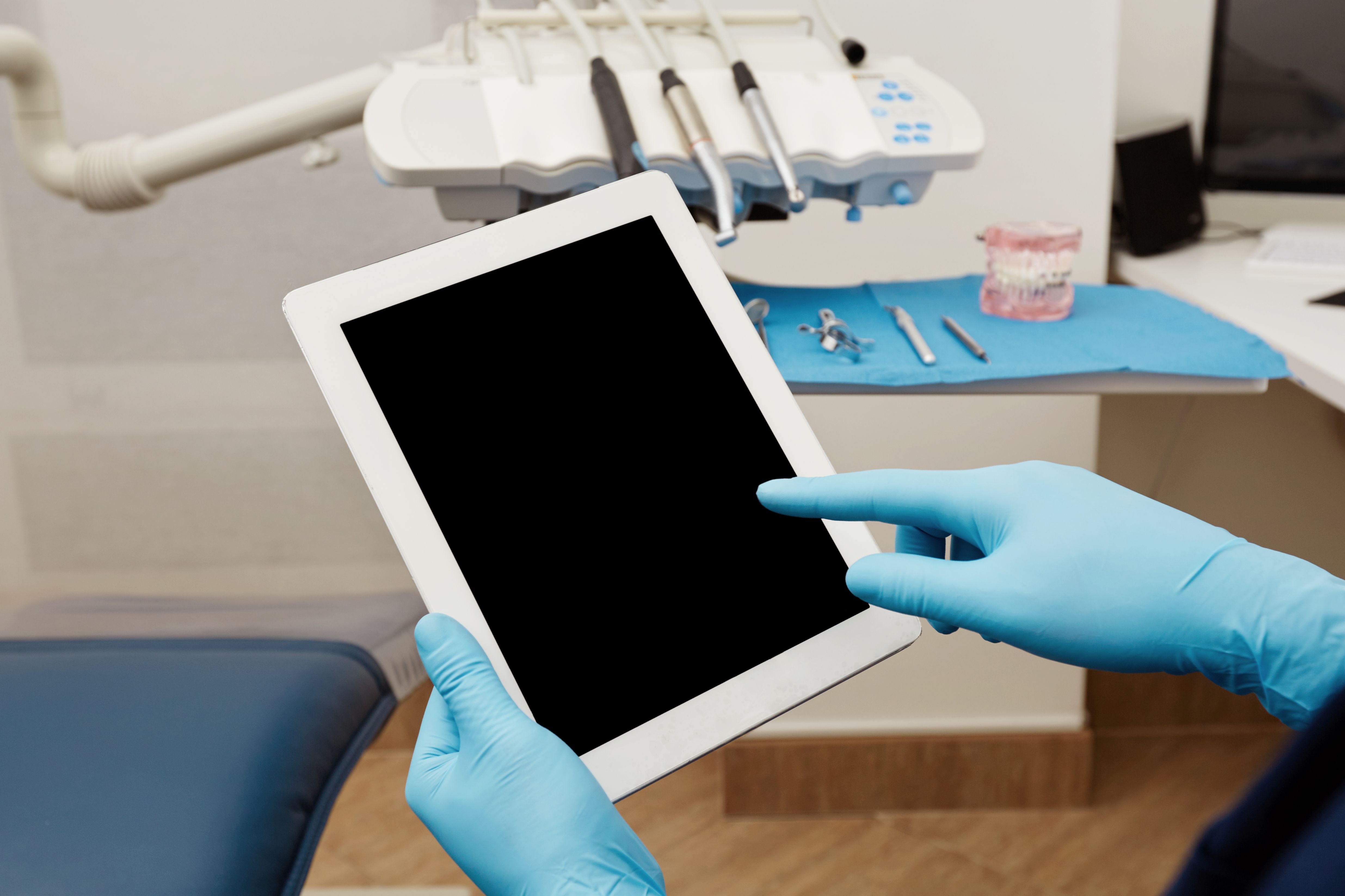 dentist-working-tablet-clinic