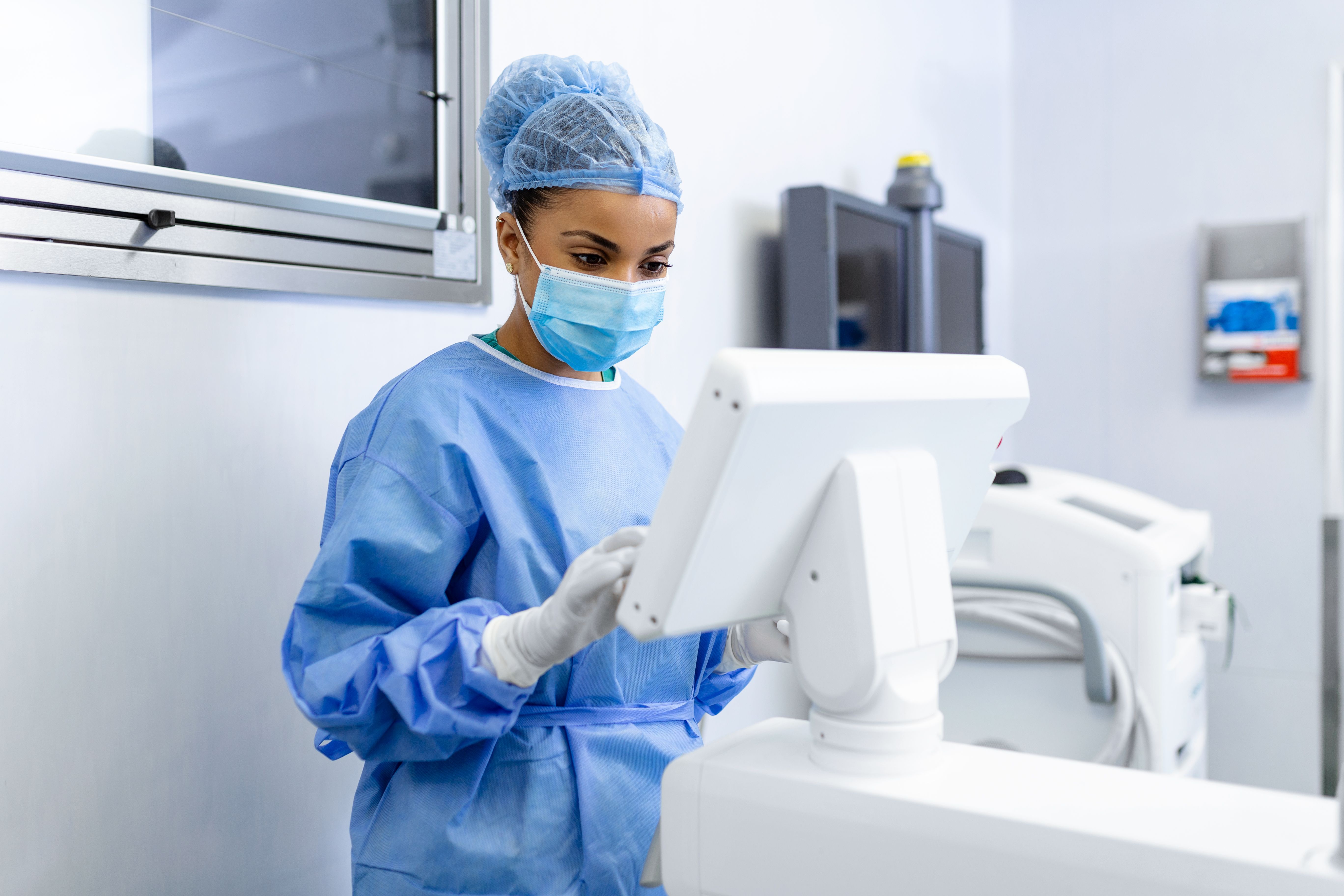 female-surgeon-with-surgical-mask-operating-room-using-3d-image-guided-surgery-machine